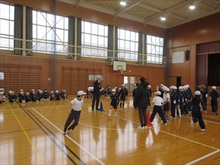 3年生が八の字跳びを披露しています。