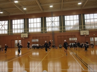 模範演技で、いろいろな二重跳びをしています。