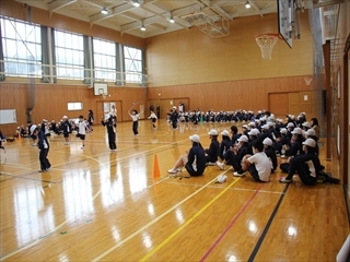 1年生が音楽に合わせて跳んでいます。