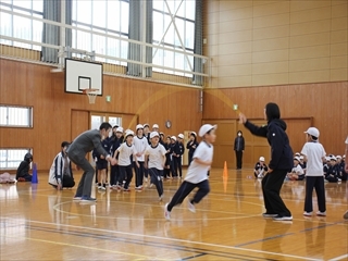 2年生が八の字連続跳びに挑戦しています。
