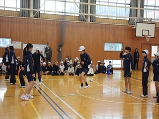 6年生はダブルダッチを披露しています。