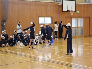 模範演技で、ダブルダッチを2人でしています。