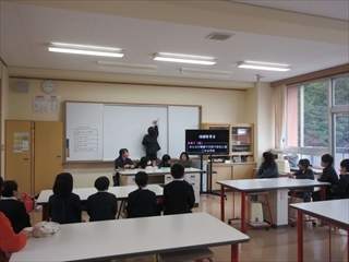 保健委員会の話し合いの様子