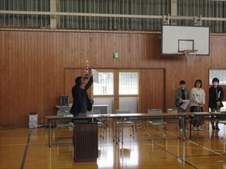 学校賞の賞状とトロフィーです。