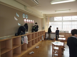 6年教室の飾りつけをしています。