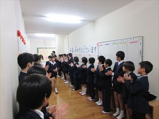 5年生に見送られています。