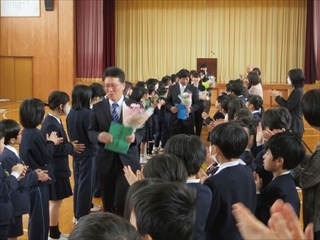 見送りをしています。