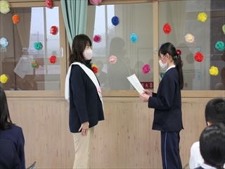 感謝状を渡しています。