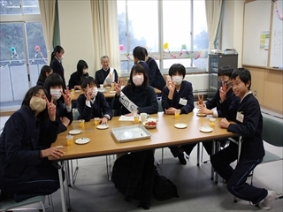 楽しく会食しています。