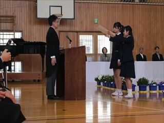 卒業証書を授与しています。