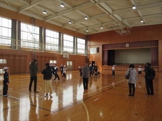 6年の体育の授業を見てもらっています。