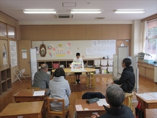 あおぞら学級の授業の様子を見てもらっています。