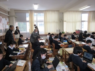 5年生の授業の様子を見てもらっています。