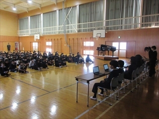 委員会の発表を聞いています。