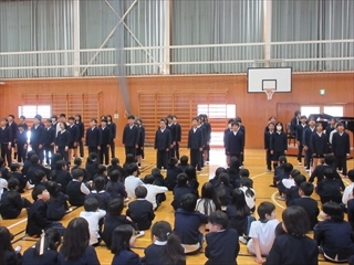 5.6年が手本となって歌っています。