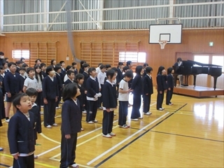 1から4年が歌っています。