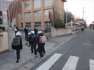一中生3名があいさつをしています。