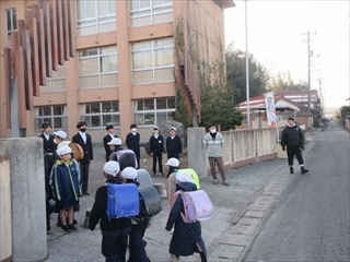 集会委員も加わってあいさつをしています。