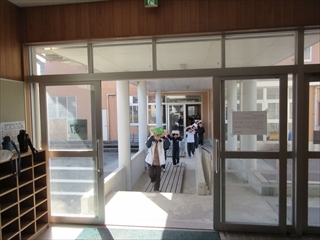 頭を守って避難しています。