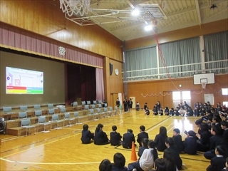 4年生の出し物で、早押しクイズをしています。