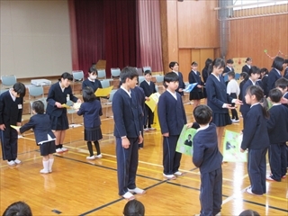 プレゼントを渡しています。