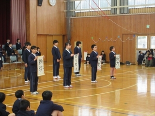 5年生が4つの言葉を受け取りました。