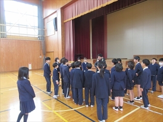 5年生が振り返りをしています。