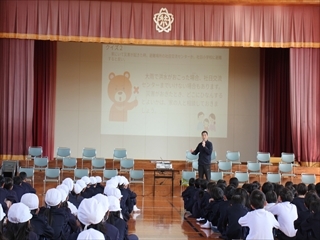 被害を防ぐために気をつけることを学んでいます。