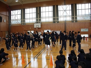 1年の出し物で6年とダンスをしています。