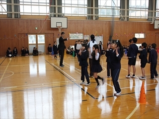 2年生の出し物で、ダンスと長縄を披露しています。