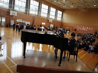 3年生の出し物で、歌を披露しています。