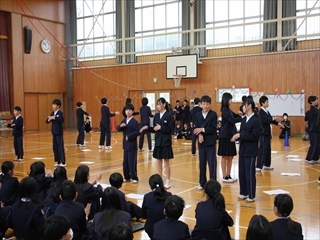 6年生がお礼にダンスを披露しています。