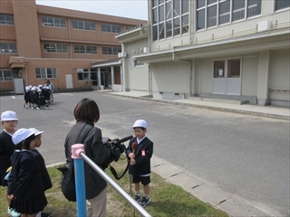 どじょっこテレビのインタビューを受けています。