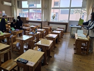 1年生を手伝う6年生です。