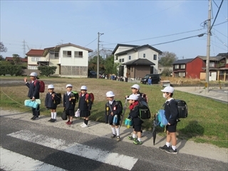 横断歩道を渡ります。