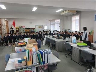 職員室を見学する1年生です。