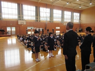 着任式で、児童があいさつしています。
