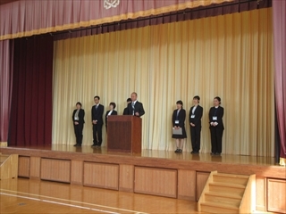 着任した人があいさつしています。