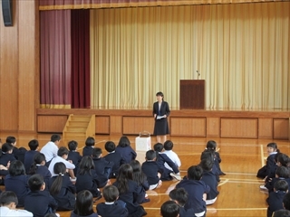 ひまわり学級の説明をしています。