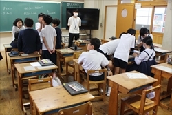 打ち合わせする6年生です