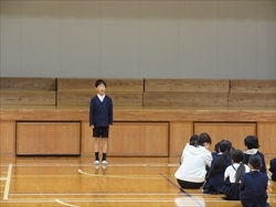 最初のあいさつをしています。