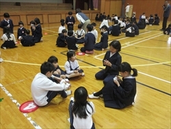 自己紹介をしています。
