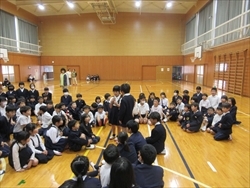 チャンピオンにインタビューしています。