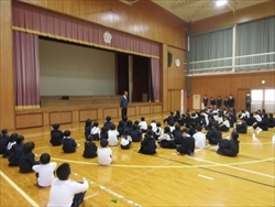 校長があいさつをしています。