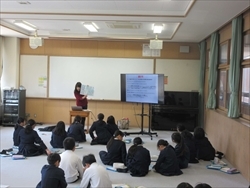 ｓｄｇｓの説明を聞いています。