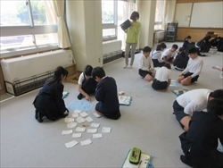 クイズに答えています。