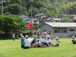 1位で喜ぶ緑組です