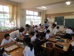 ボランティアさんに教わっています。