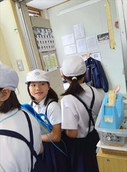 部屋を見学しています