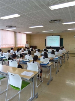 話を聞いています